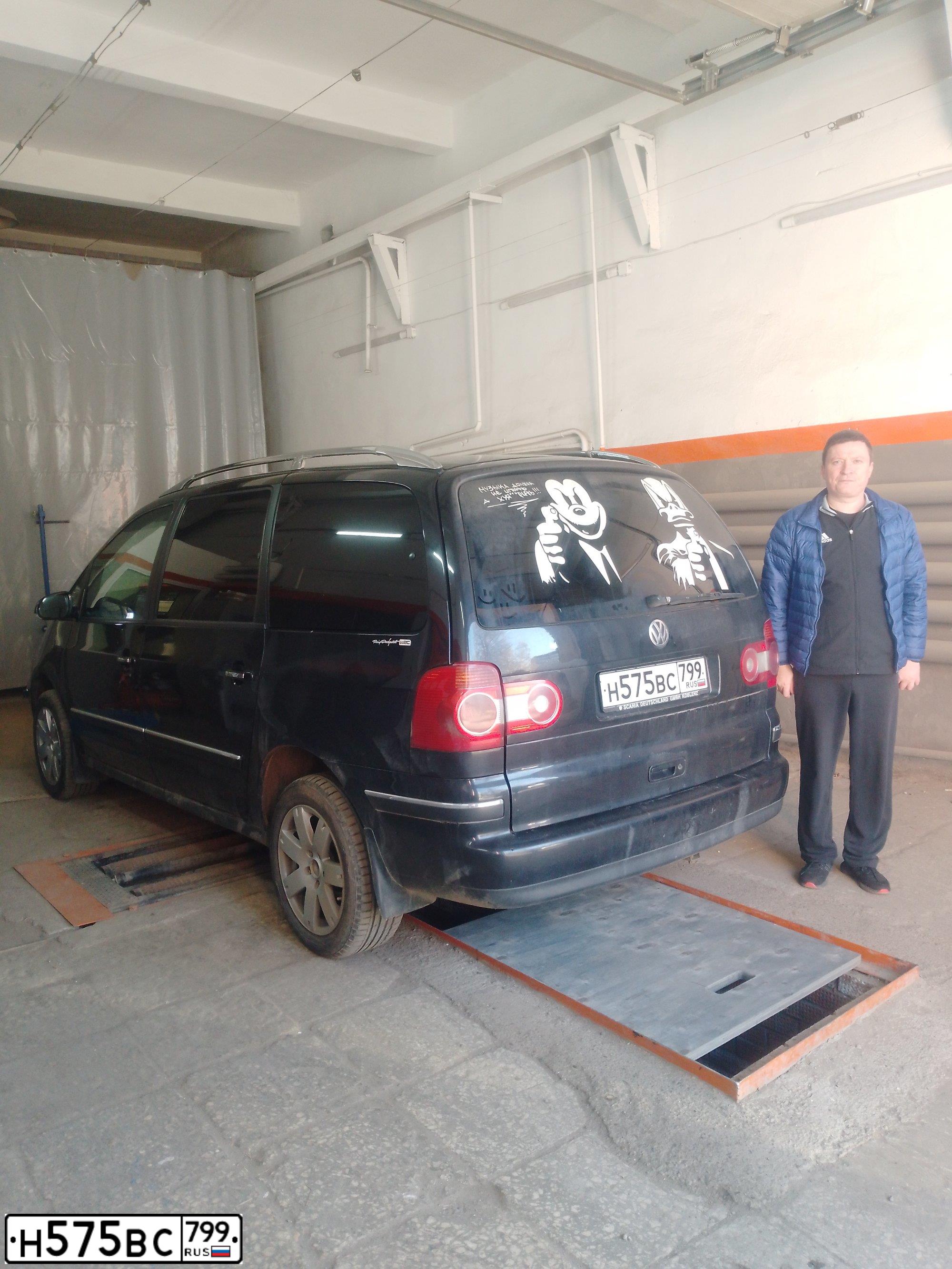 Фото автомобиля VOLKSWAGEN SHARAN, 2007 — госномер У950НУ18. Цвет: ЧЕРНЫЙ