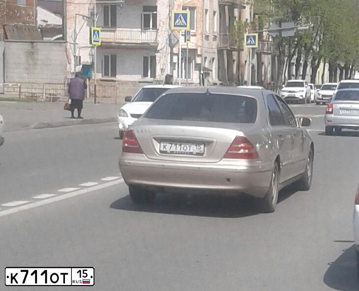 Фото автомобиля MERCEDES S-KLASSE, 2000 — госномер К711ОТ15. Цвет: КОРИЧНЕВЫЙ БЕЖЕВЫЙ