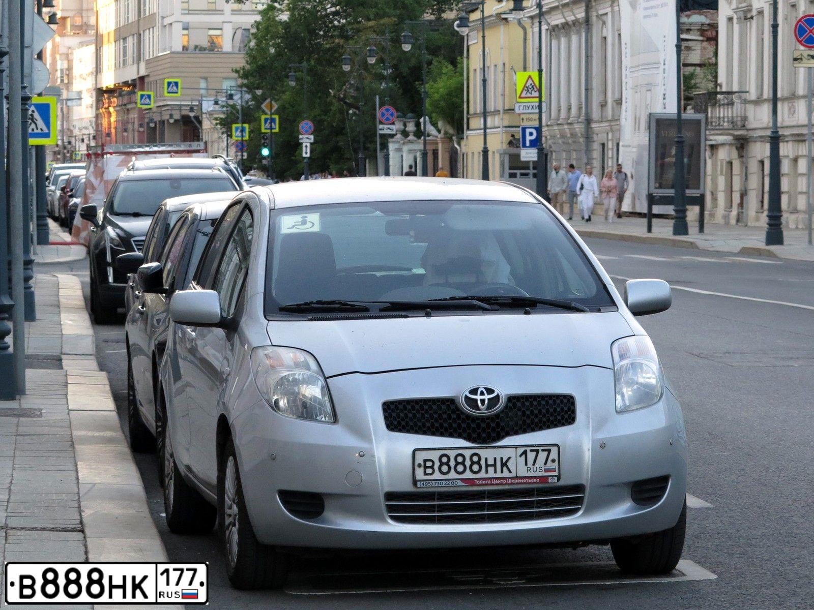 Фото автомобиля TOYOTA YARIS, 2006 — госномер В888НК177. Цвет: СВЕТЛО-СЕРЫЙ