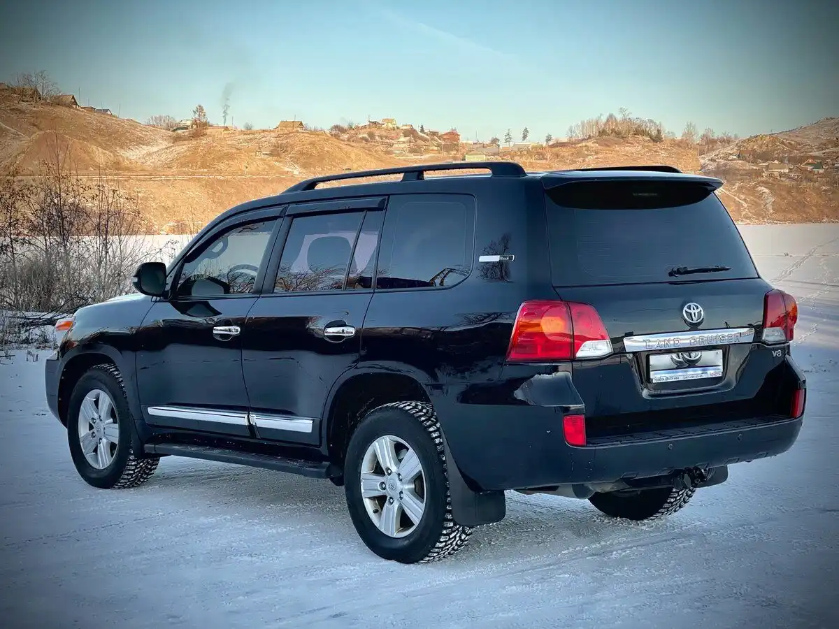 Фото автомобиля TOYOTA LANDCRUISER 200, 2012 — госномер Р882ХЕ154. Цвет: ЧЕРНЫЙ