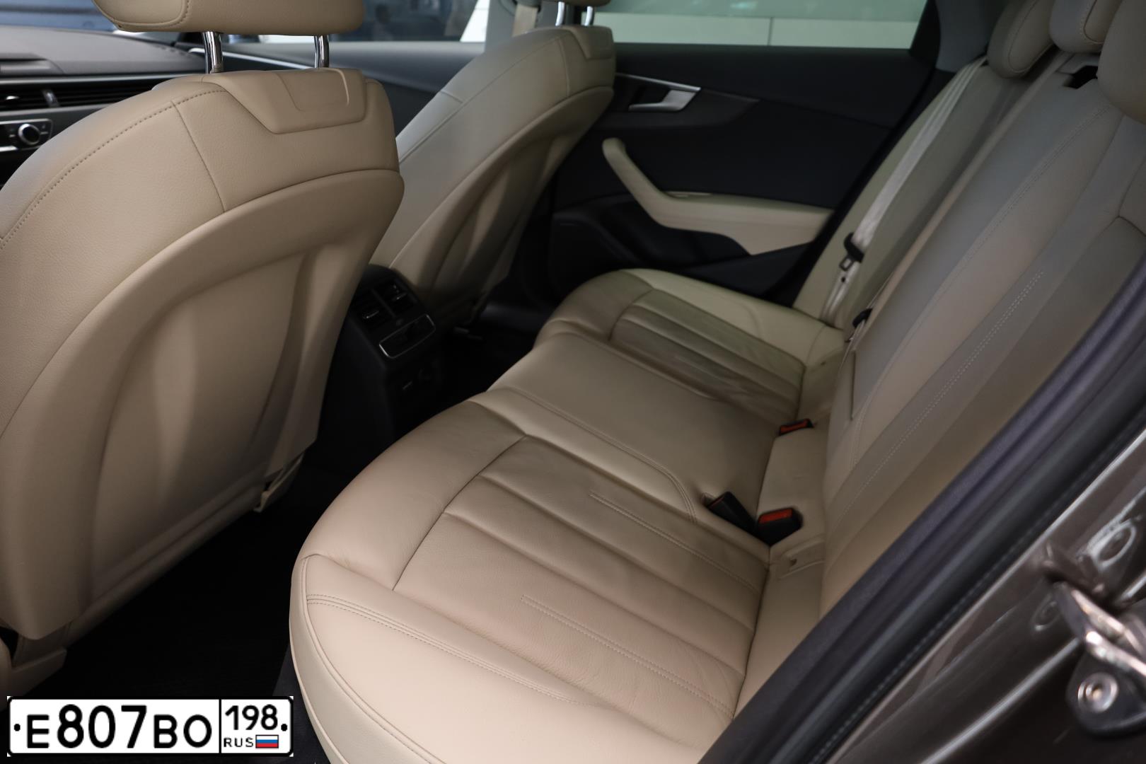 Фото автомобиля AUDI A4, 2019 — госномер Е807ВО198. Цвет: Коричневый