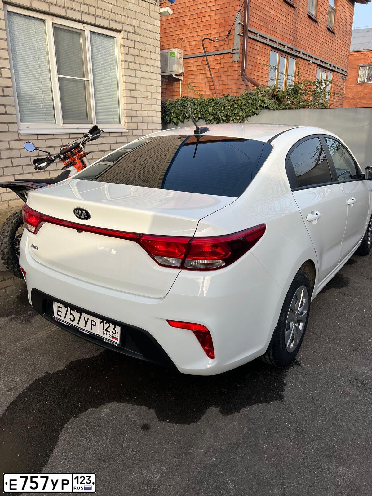 Фото автомобиля KIA RIO, 2018 — госномер Н239НР30. Цвет: Белый