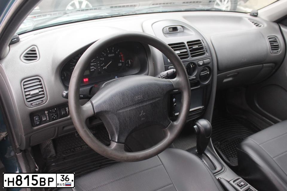 Фото автомобиля MITSUBISHI CARISMA, 1998 — госномер М674ЕУ136. Цвет: ЗЕЛЕНЫЙ