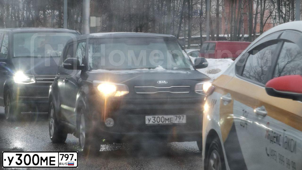 Фото автомобиля KIA SOUL, 2018 — госномер Н243ОМ790. Цвет: ЧЕРНЫЙ