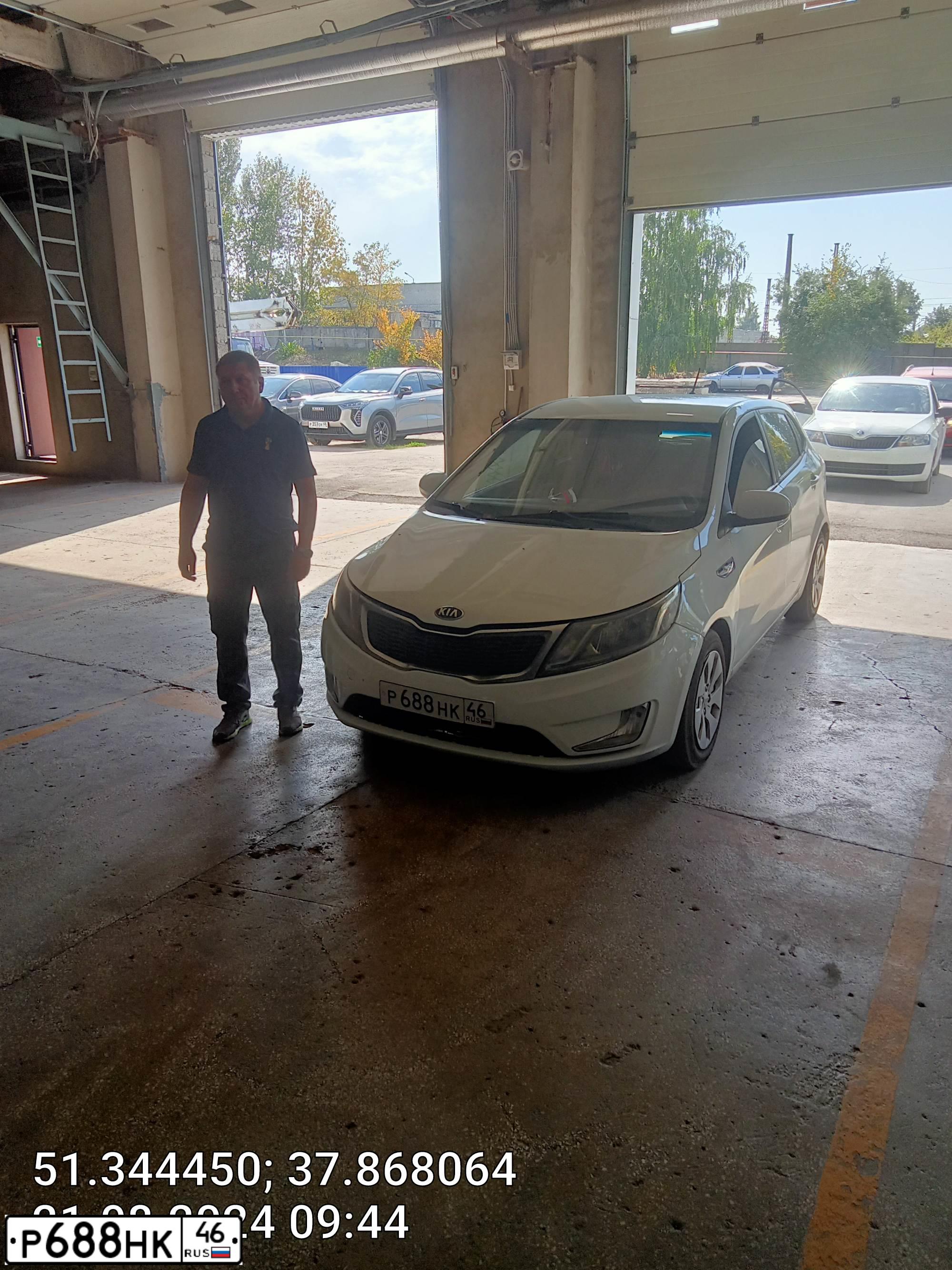 Фото автомобиля KIA RIO, 2014 — госномер О438НР46. Цвет: Белый