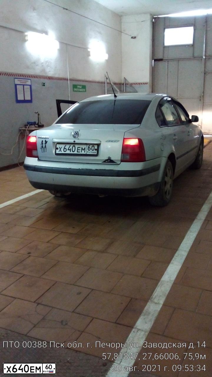 Фото автомобиля VOLKSWAGEN PASSAT, 1998 — госномер Х640ЕМ60. Цвет: СЕРЕБРИСТЫЙ
