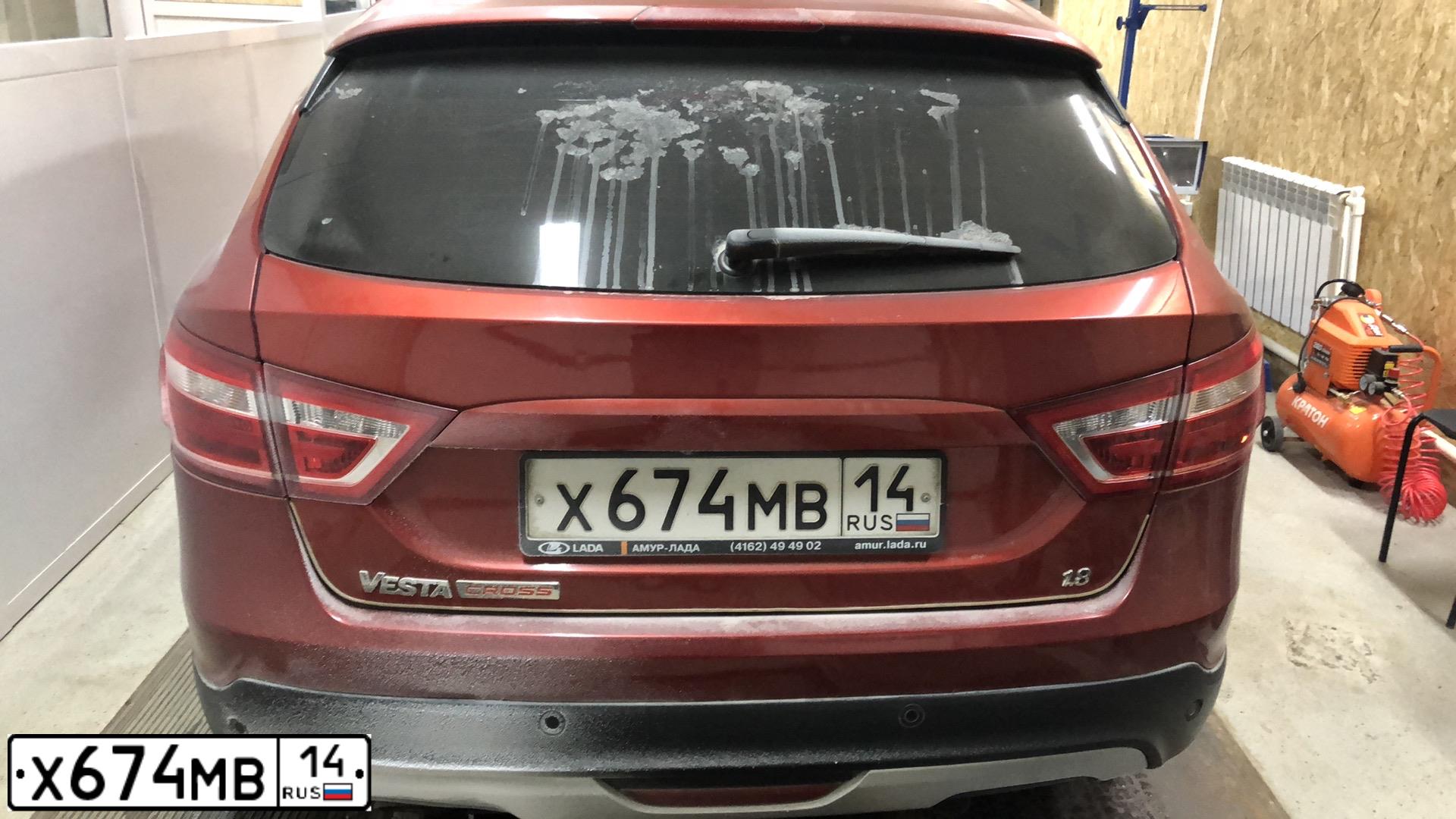 Фото автомобиля LADA VESTA, 2018 — госномер Х674МВ14. Цвет: Красный
