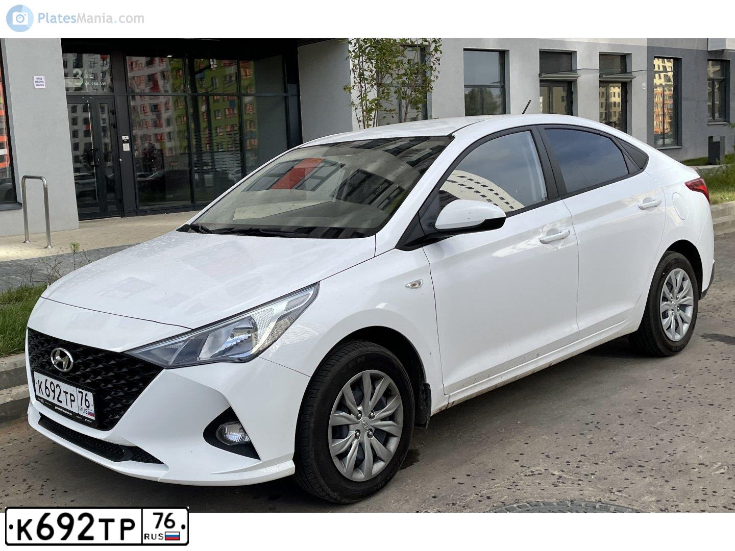 Фото автомобиля HYUNDAI SOLARIS, 2021 — госномер Т520ВЕ180. Цвет: Белый