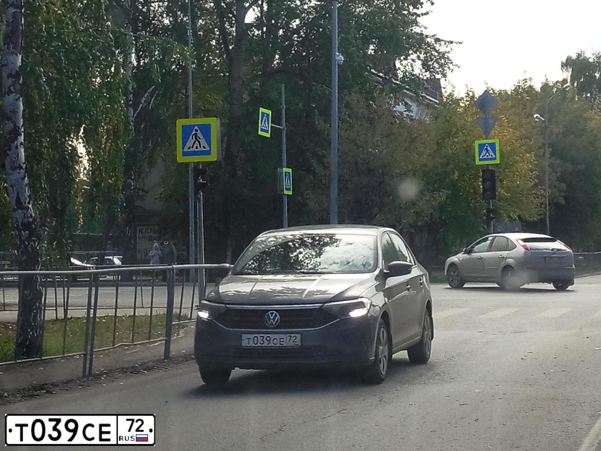Фото автомобиля VOLKSWAGEN POLO, 2020 — госномер Т039СЕ72. Цвет: СЕРЫЙ