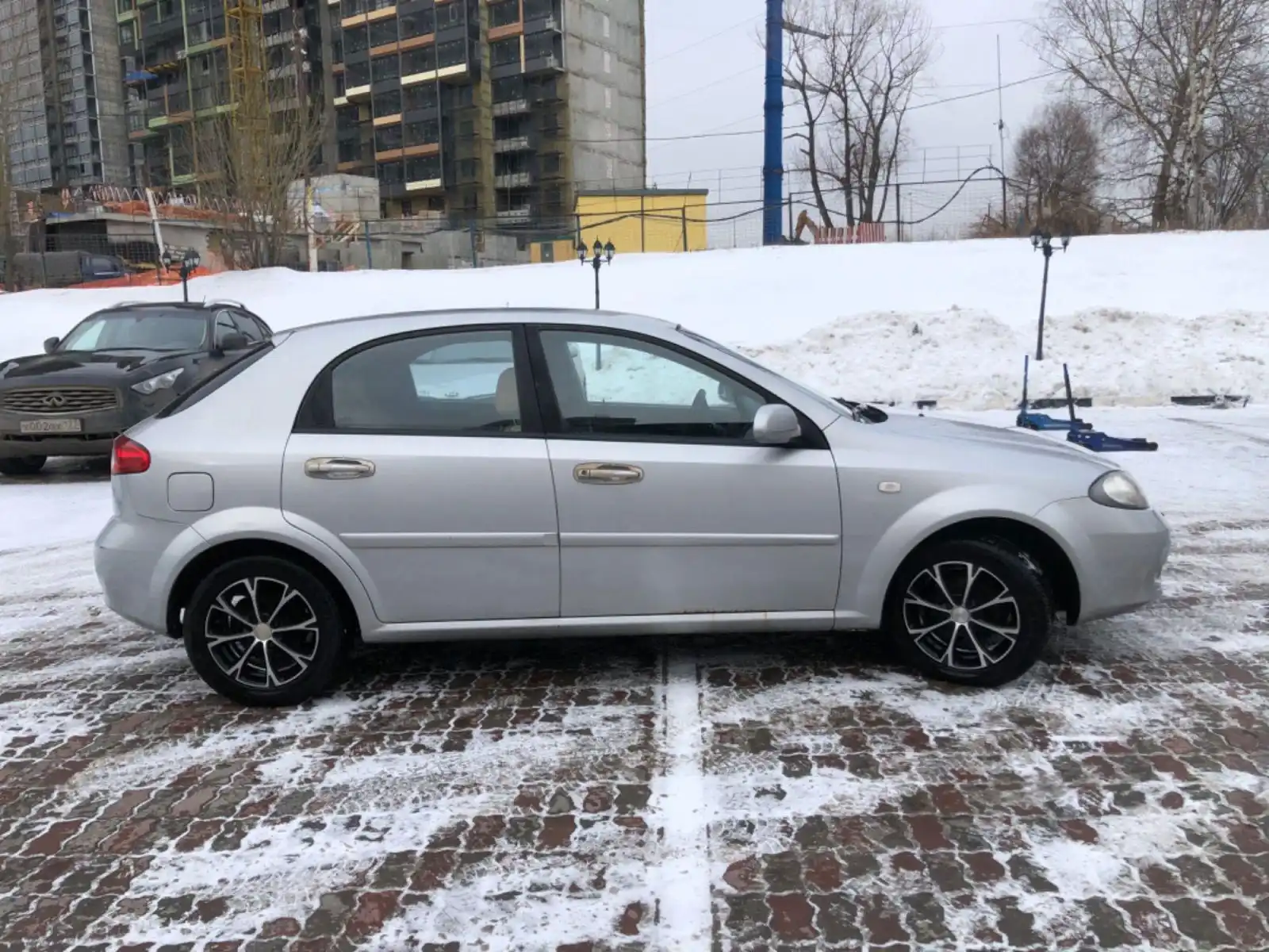 Фото автомобиля CHEVROLET LACETTI, 2006 — госномер К002ОС177. Цвет: СЕРЕБРИСТЫЙ