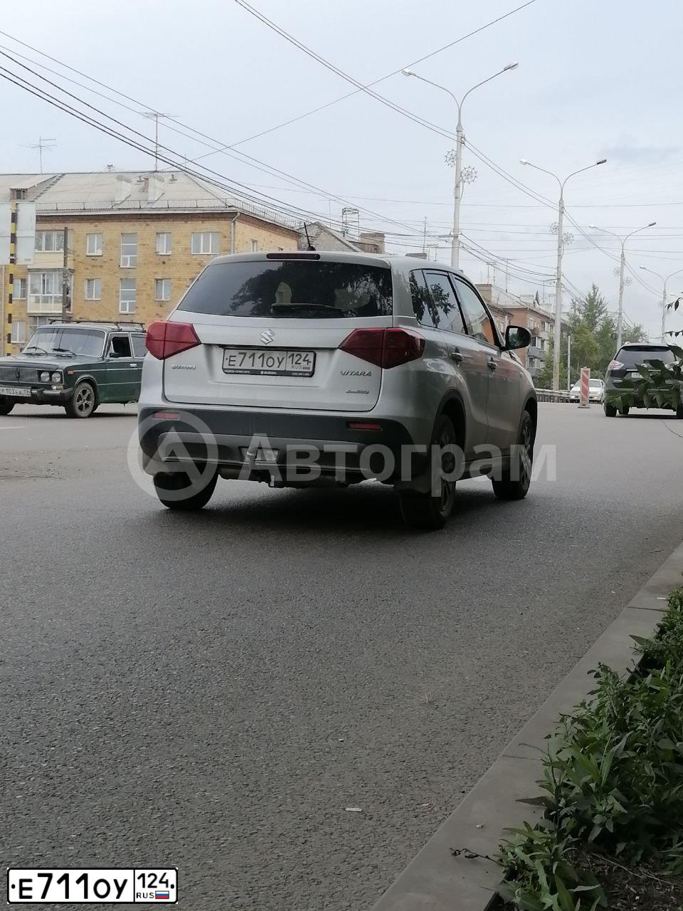 Фото автомобиля SUZUKI /GRAND/ VITARA, 2020 — госномер Е711ОУ124. Цвет: СЕРЫЙ