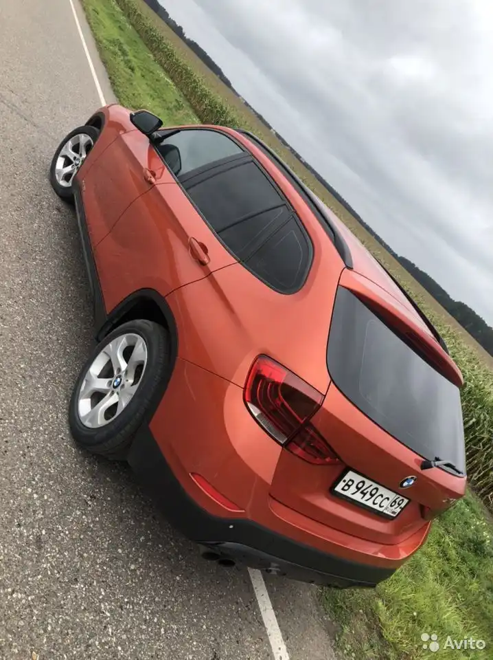 Фото автомобиля BMW X1, 2012 — госномер Р050АА799. Цвет: Оранжевый