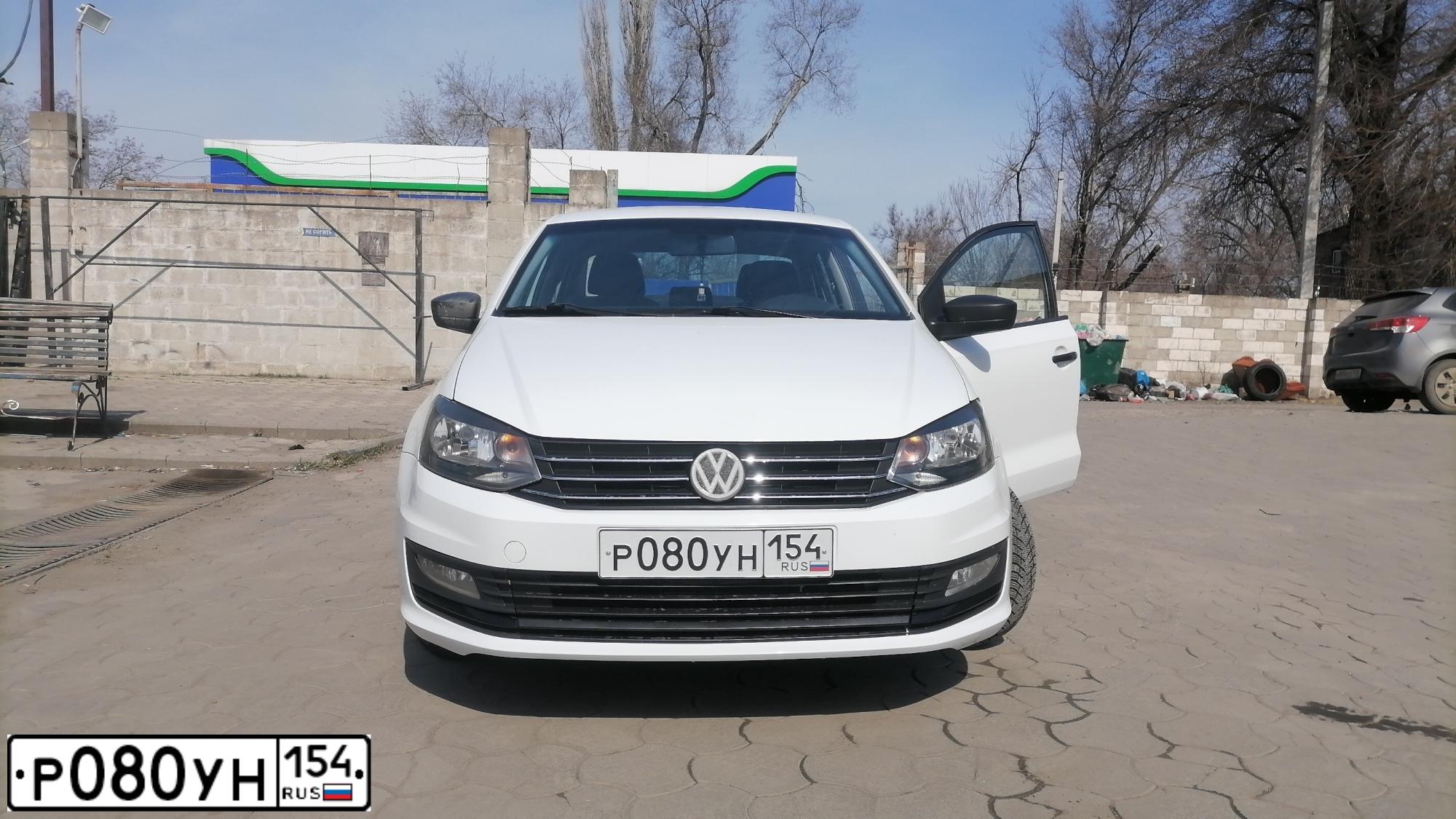 Фото автомобиля VOLKSWAGEN POLO, 2019 — госномер Р080УН154. Цвет: Белый