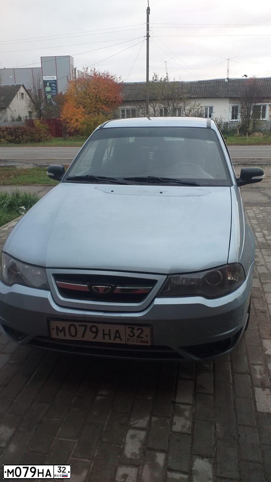 Фото автомобиля DAEWOO NEXIA, 2012 — госномер М079НА32. Цвет: СЕРО-ПЕРЛАМУТРОВЫЙ