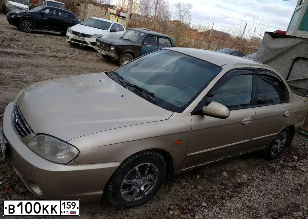 Фото автомобиля KIA SPECTRA, 2008 — госномер В100КК159. Цвет: Золотисто-бежевый