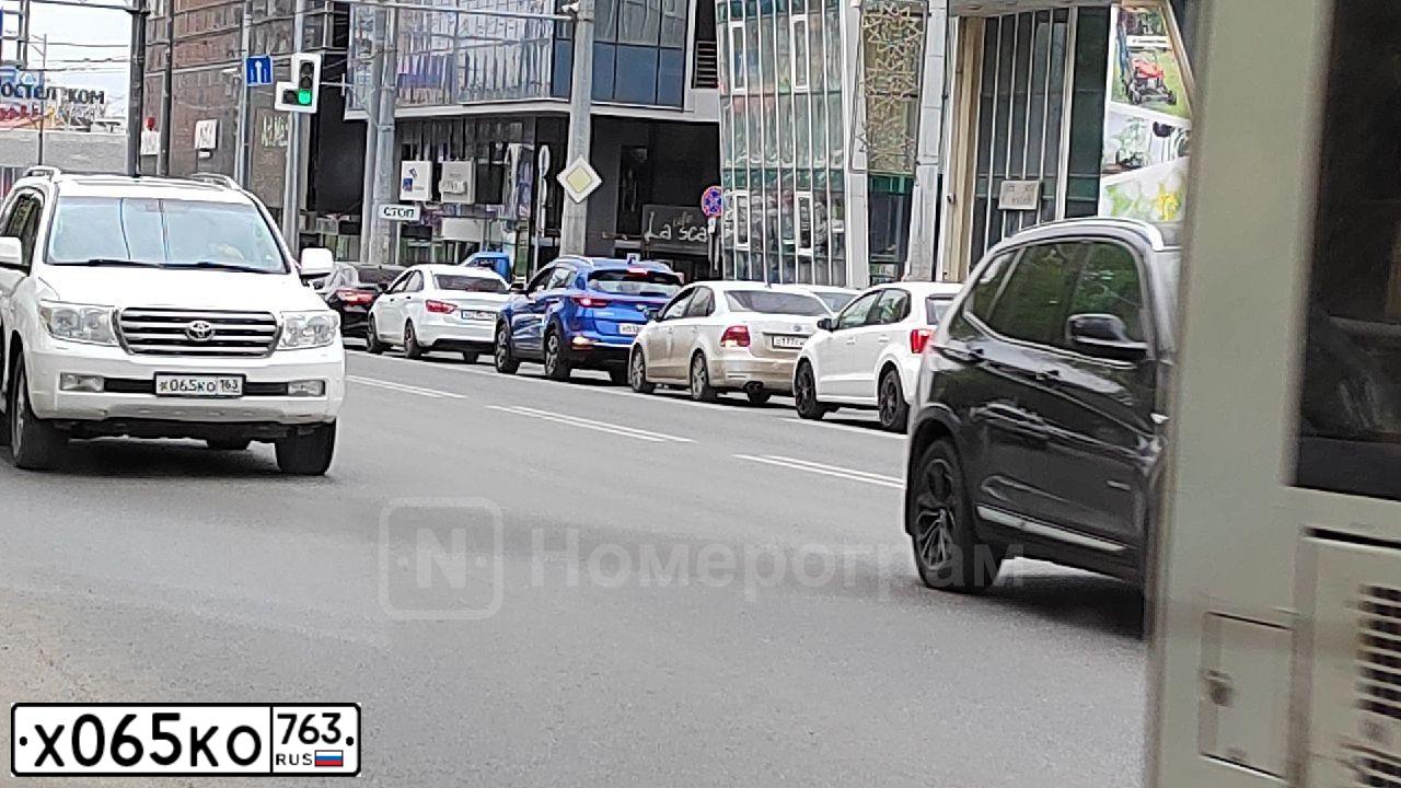 Фото автомобиля LADA 2190 GRANTA, 2013 — госномер Т552АХ163. Цвет: БЕЛЫЙ