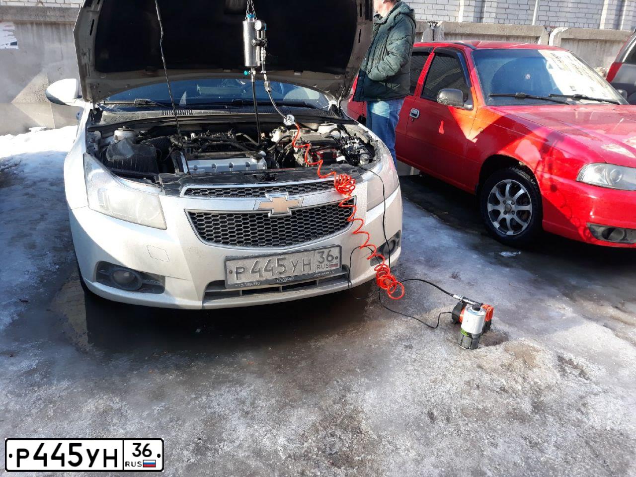 Фото автомобиля CHEVROLET CRUZE, 2011 — госномер У785ОТ48. Цвет: Серебристый
