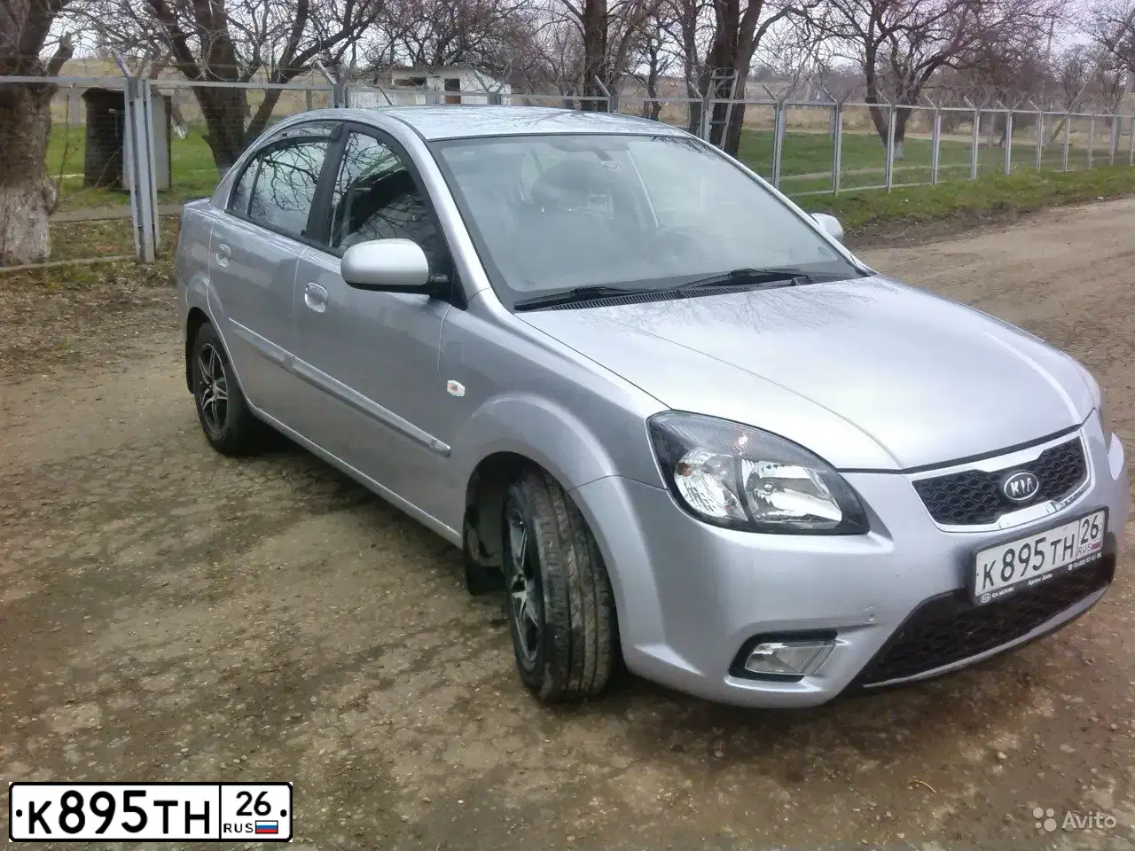Фото автомобиля KIA RIO, 2011 — госномер К895ТН26. Цвет: СЕРЕБРИСТЫЙ