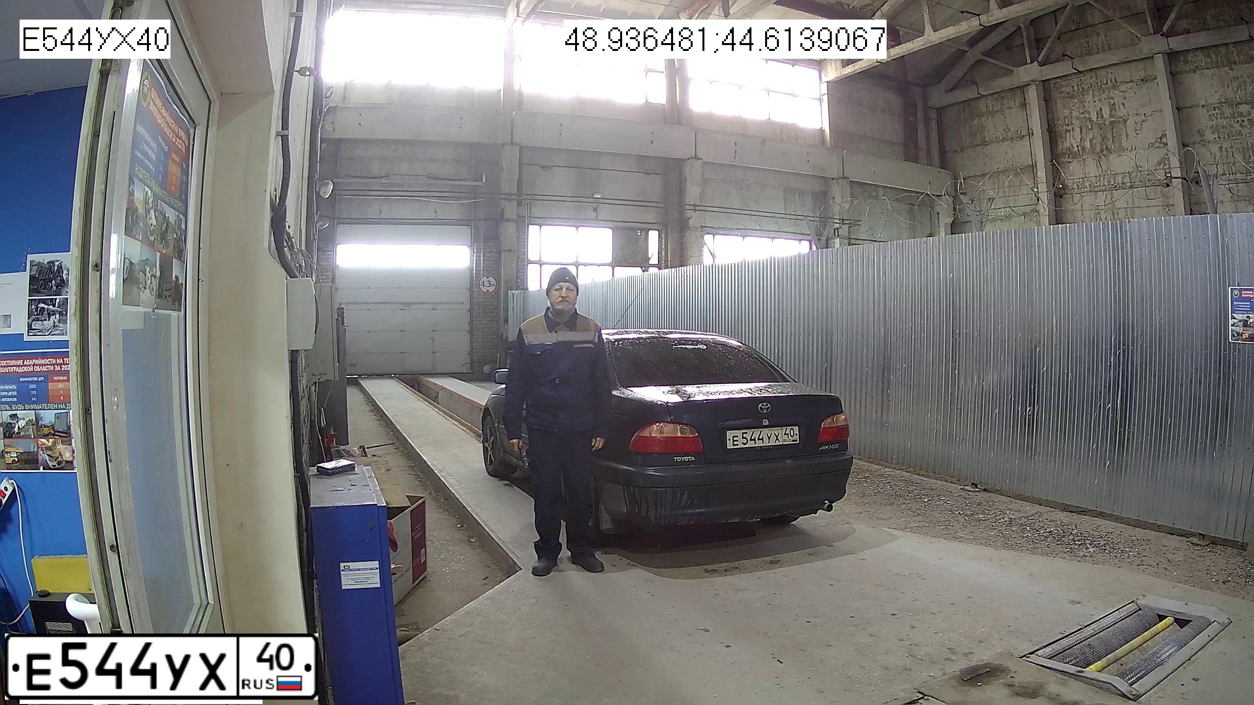 Фото автомобиля TOYOTA AVENSIS, 2001 — госномер Н436ВР134. Цвет: синий