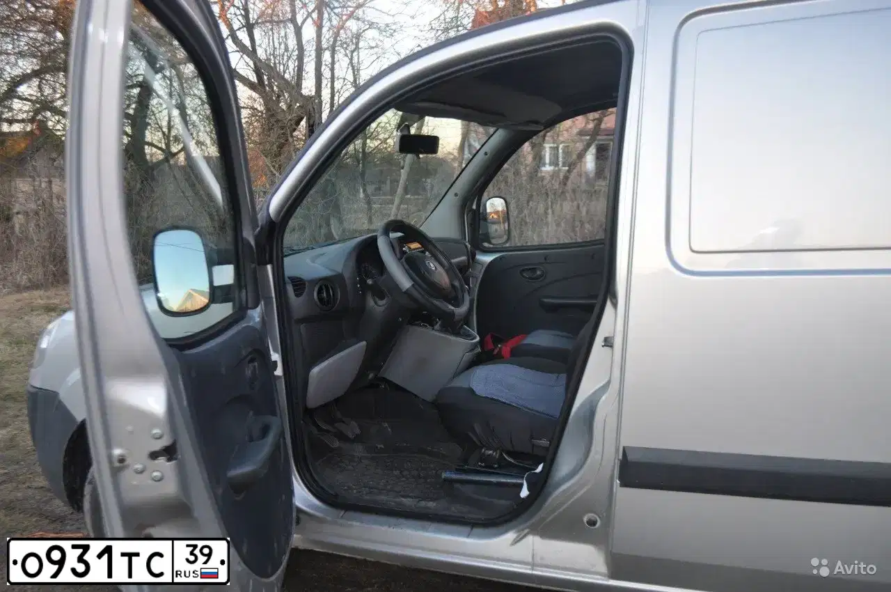 Фото автомобиля FIAT DOBLO, 2006 — госномер Р026УН39. Цвет: СЕРЕБРИСТЫЙ