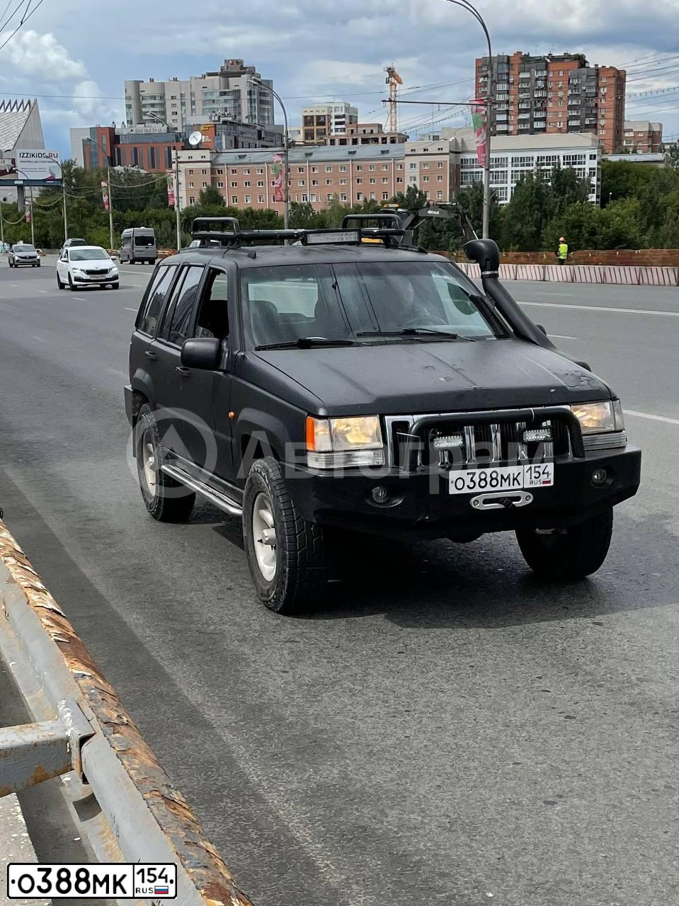Фото автомобиля JEEP GRAND CHEROKEE, 1998 — госномер О388МК154. Цвет: ЧЕРНЫЙ