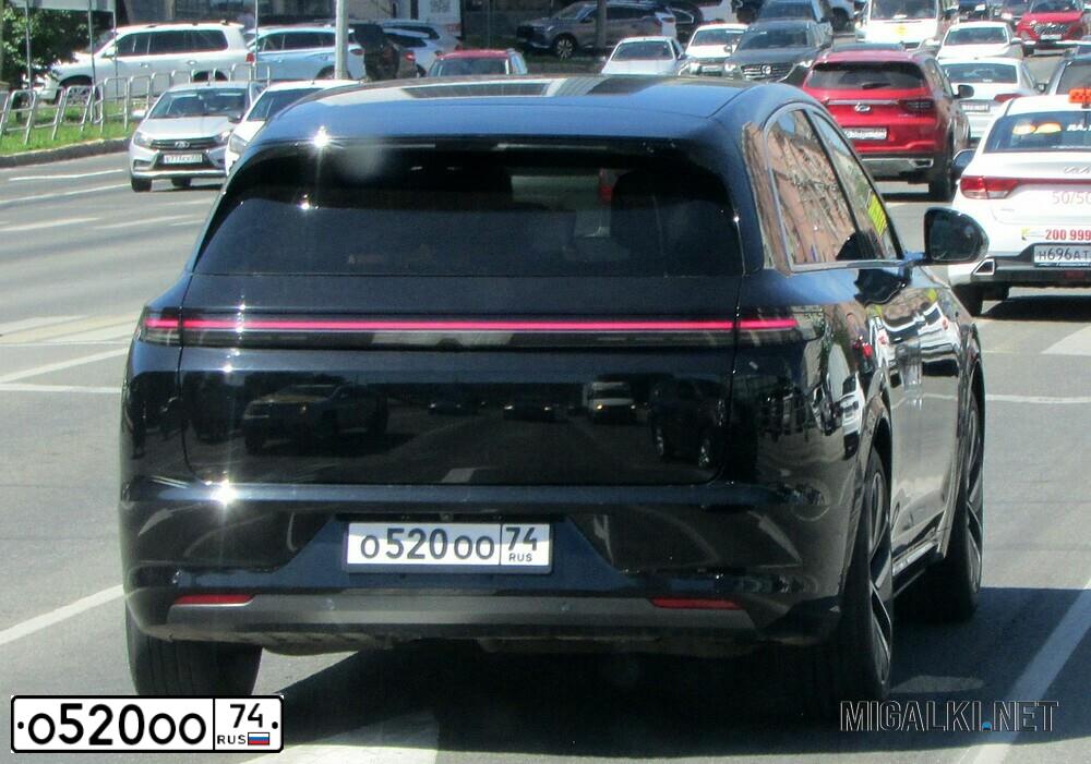 Фото автомобиля LEXUS LX, 2012 — госномер Р800СА72. Цвет: СЕРЕБРИСТЫЙ