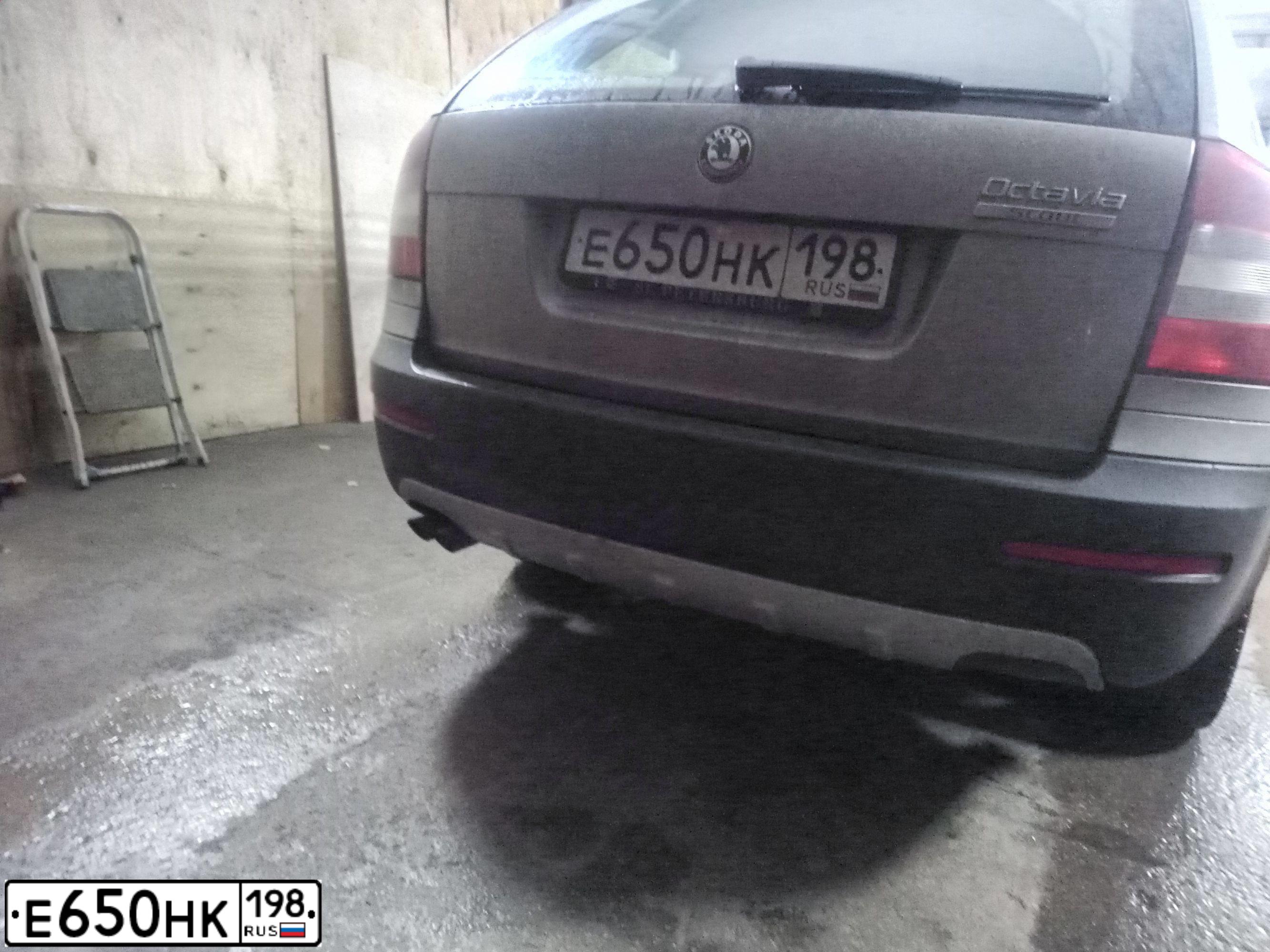 Фото автомобиля SKODA OCTAVIA, 2011 — госномер Е650НК198. Цвет: Серый