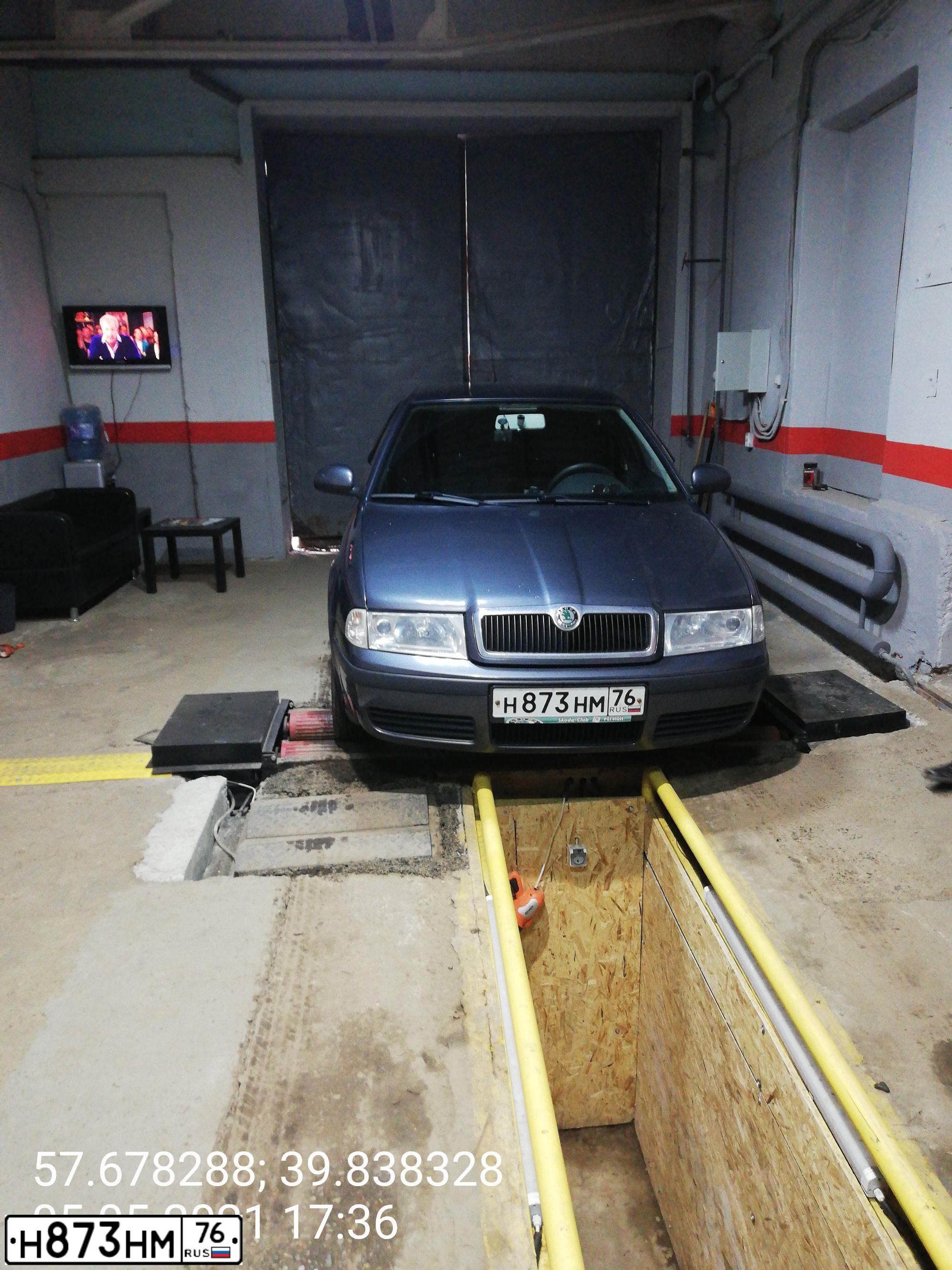 Фото автомобиля SKODA OCTAVIA, 2010 — госномер Н873НМ76. Цвет: ТЕМНО-СЕРЫЙ