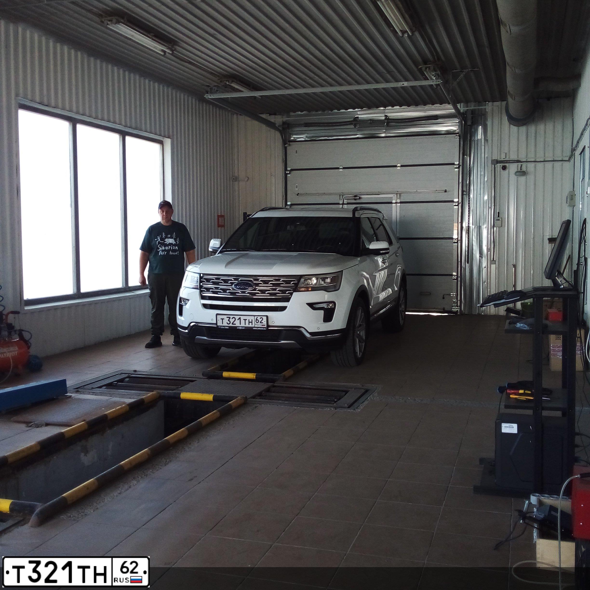 Фото автомобиля FORD EXPLORER, 2018 — госномер Р142АУ550. Цвет: Белый