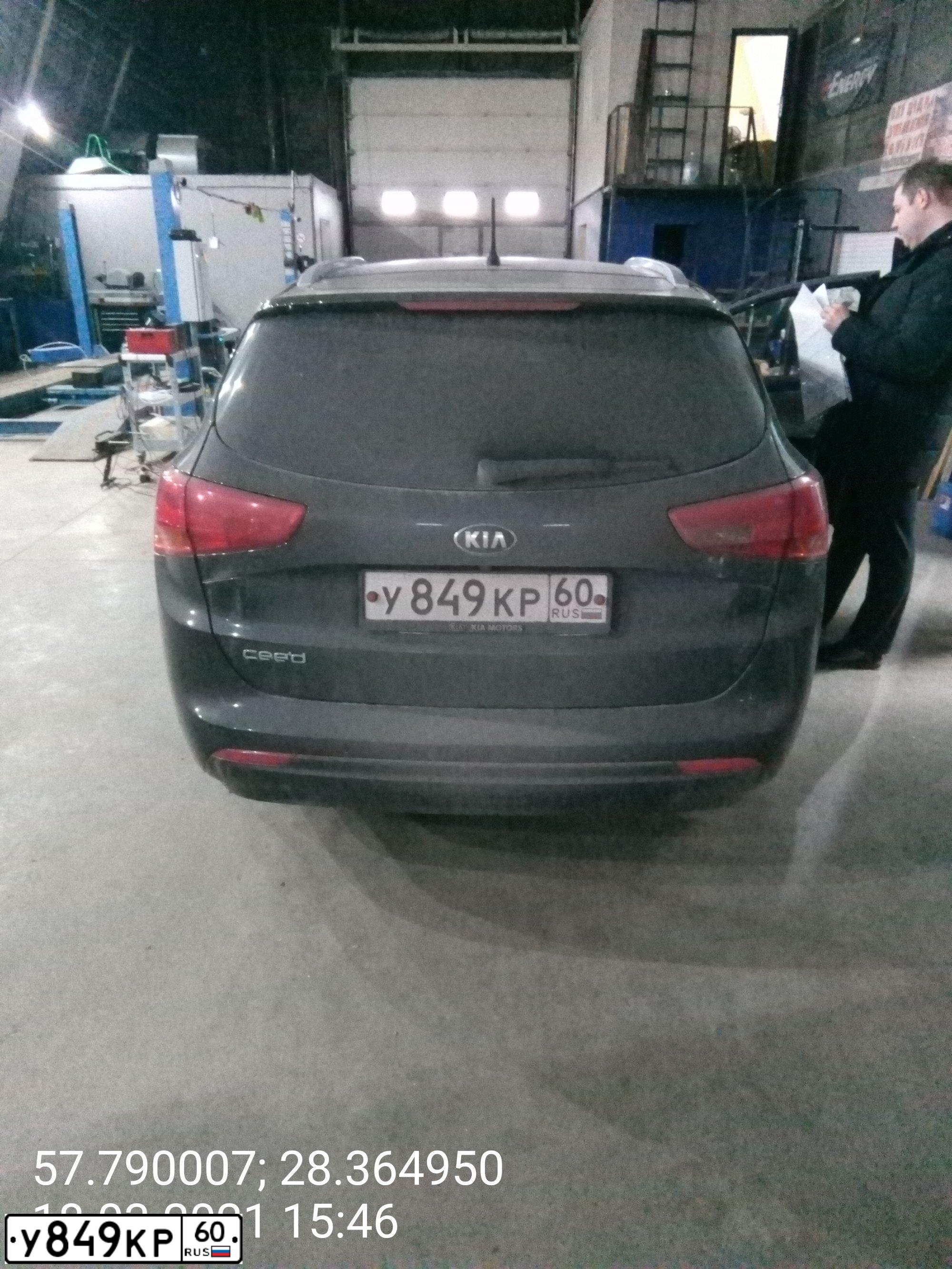 Фото автомобиля KIA CEED JD, 2014 — госномер Е845УУ60. Цвет: ЧЕРНЫЙ ПЕРЛАМУТР