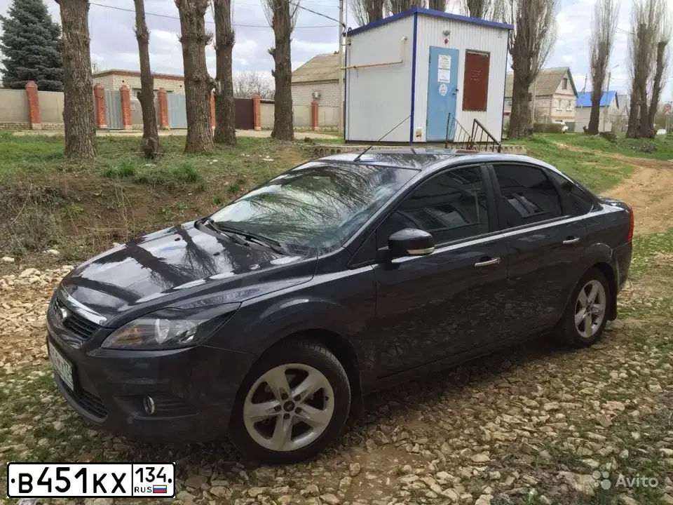 Фото автомобиля FORD FOCUS, 2011 — госномер В451КХ134. Цвет: ТЕМНО СЕРЫЙ