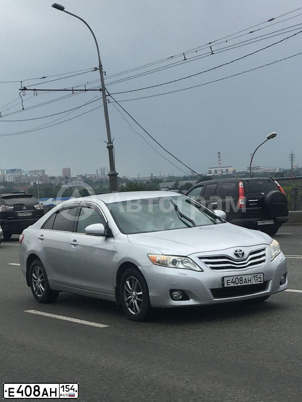 Фото автомобиля TOYOTA CAMRY, 2009 — госномер Е408АН154. Цвет: СЕРЕБРИСТЫЙ МЕТАЛЛИК