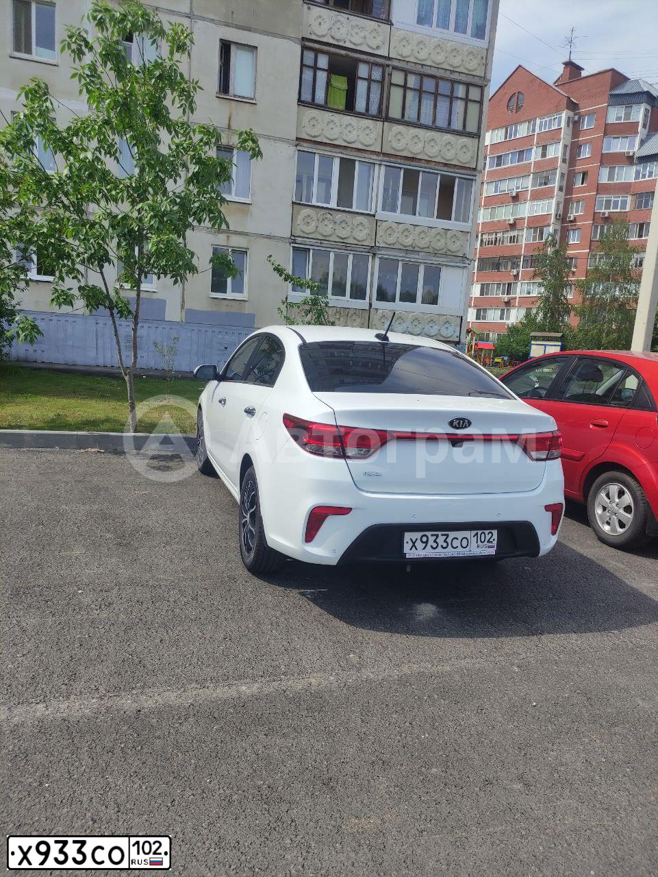 Фото автомобиля KIA RIO, 2019 — госномер Х933СО102. Цвет: БЕЛЫЙ