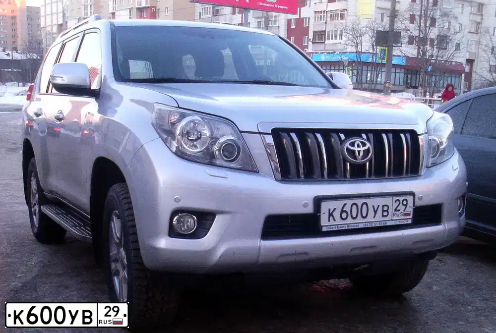 Фото автомобиля TOYOTA LANDCRUISER, 2013 — госномер К600УВ29. Цвет: Серый