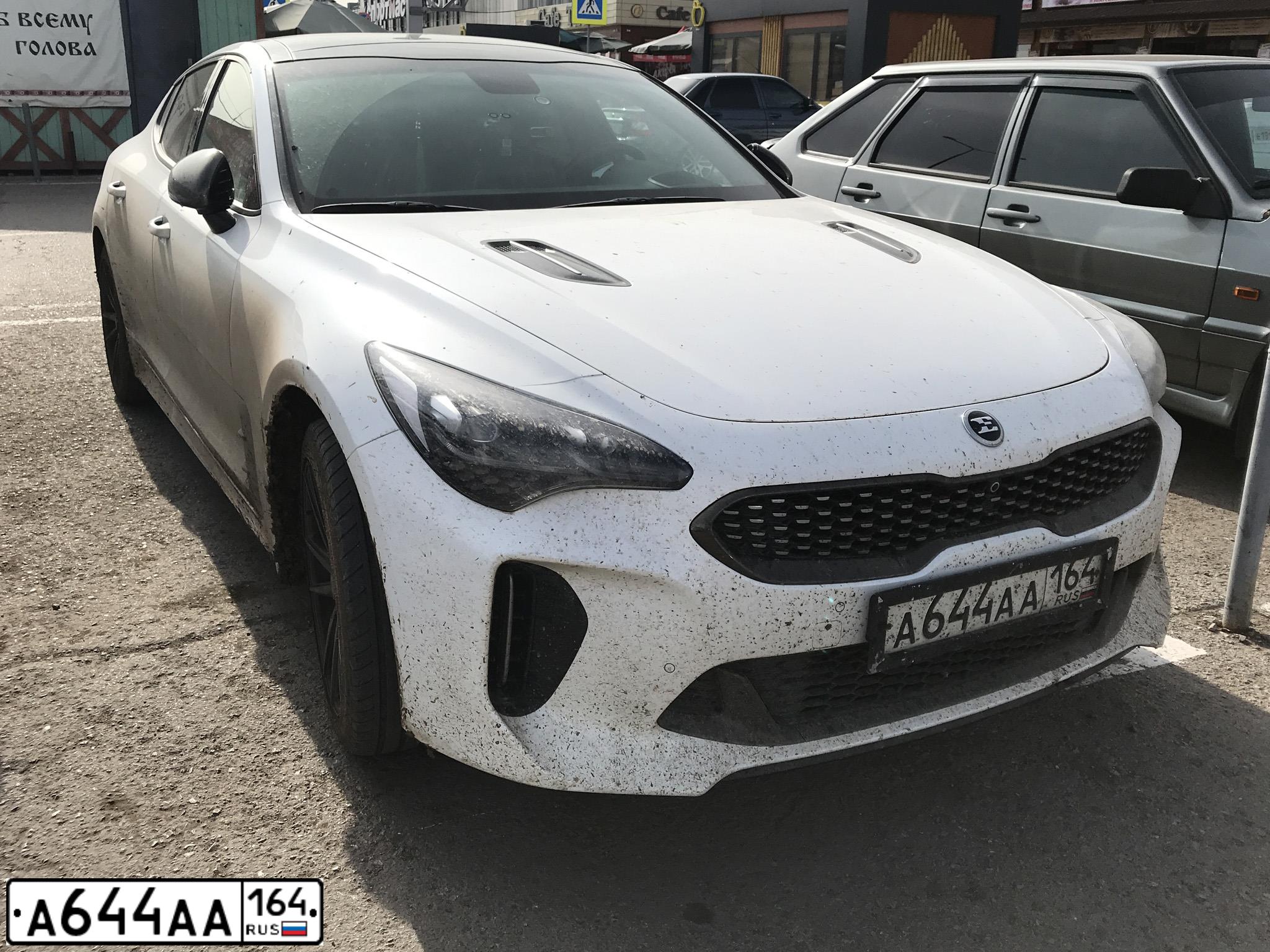 Фото автомобиля KIA STINGER, 2018 — госномер Е373СО790. Цвет: Белый