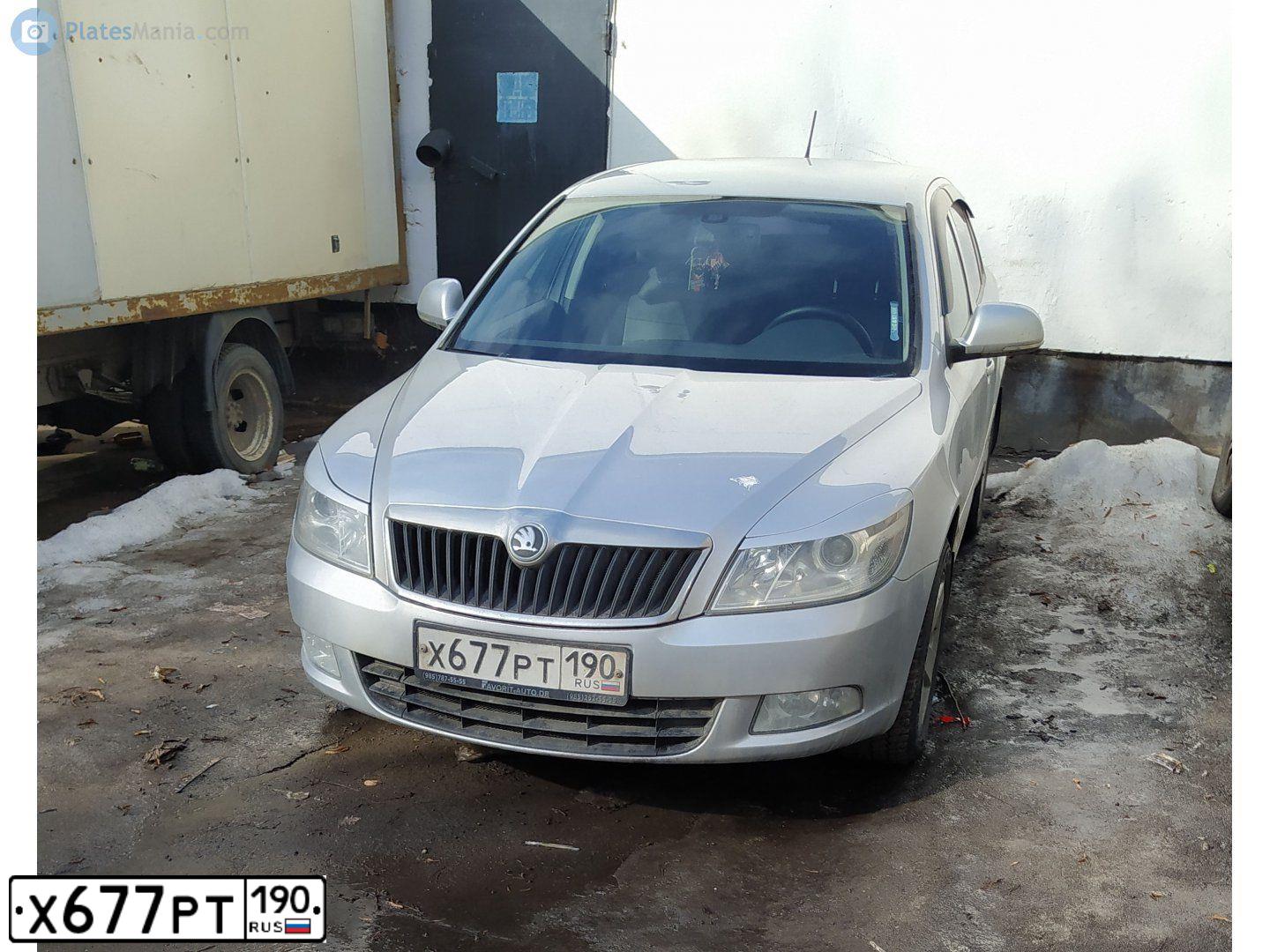 Фото автомобиля SKODA OCTAVIA, 2012 — госномер Х677РТ190. Цвет: Серый