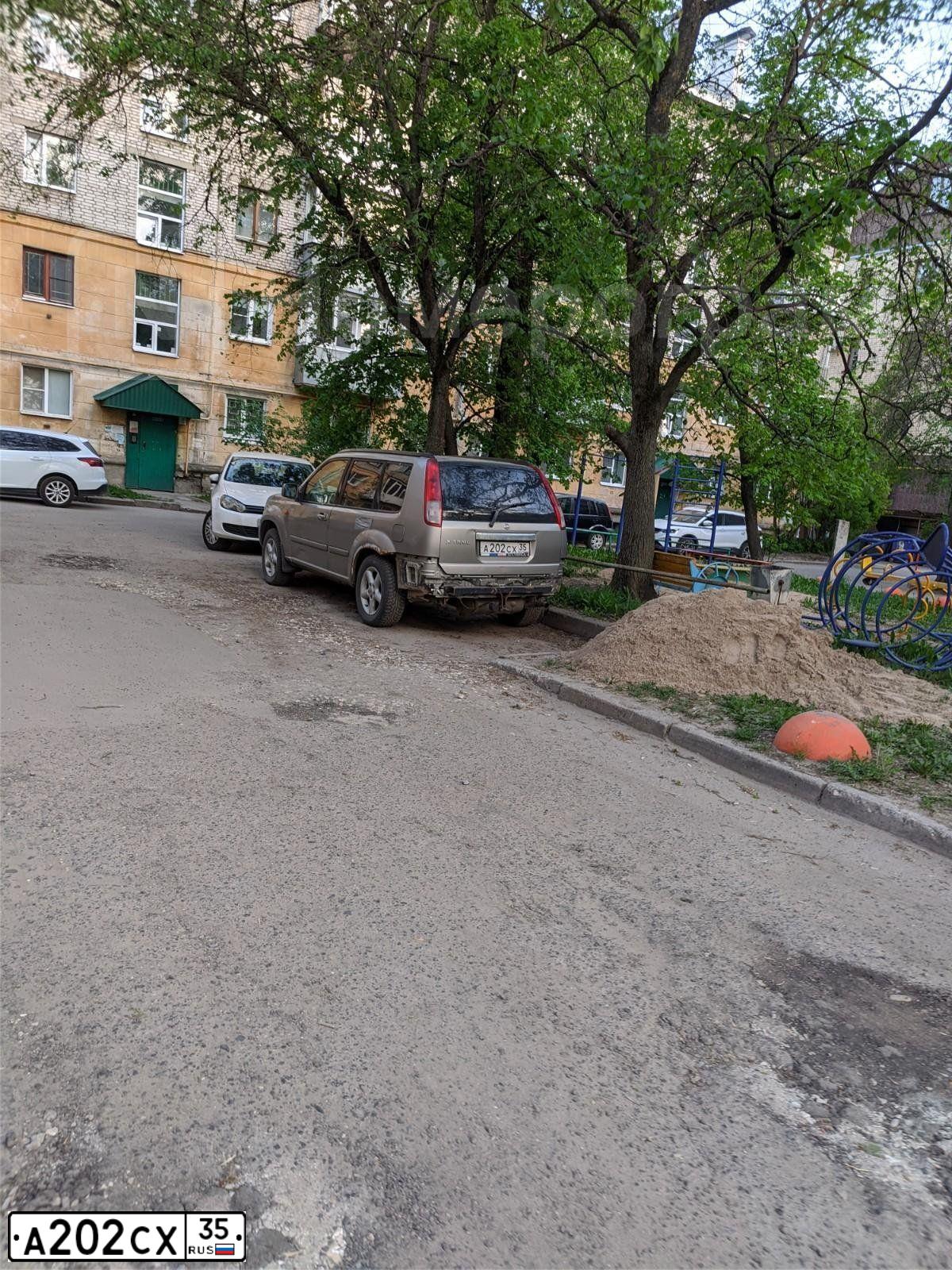 Фото автомобиля NISSAN X-TRAIL, 2003 — госномер А202СХ35. Цвет: СЕРЕБРИСТЫЙ
