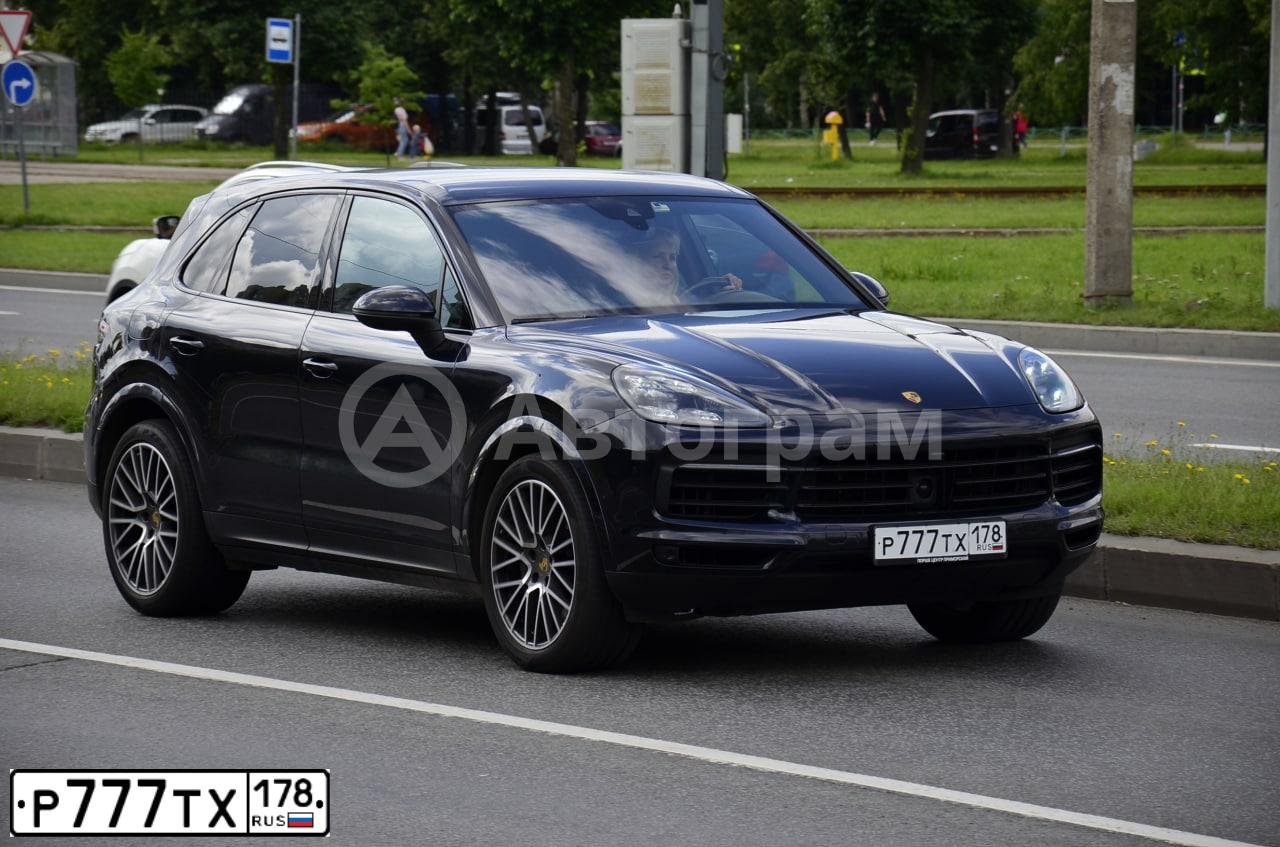Фото автомобиля PORSCHE CAYENNE, 2019 — госномер Р777ТХ178. Цвет: СИНИЙ