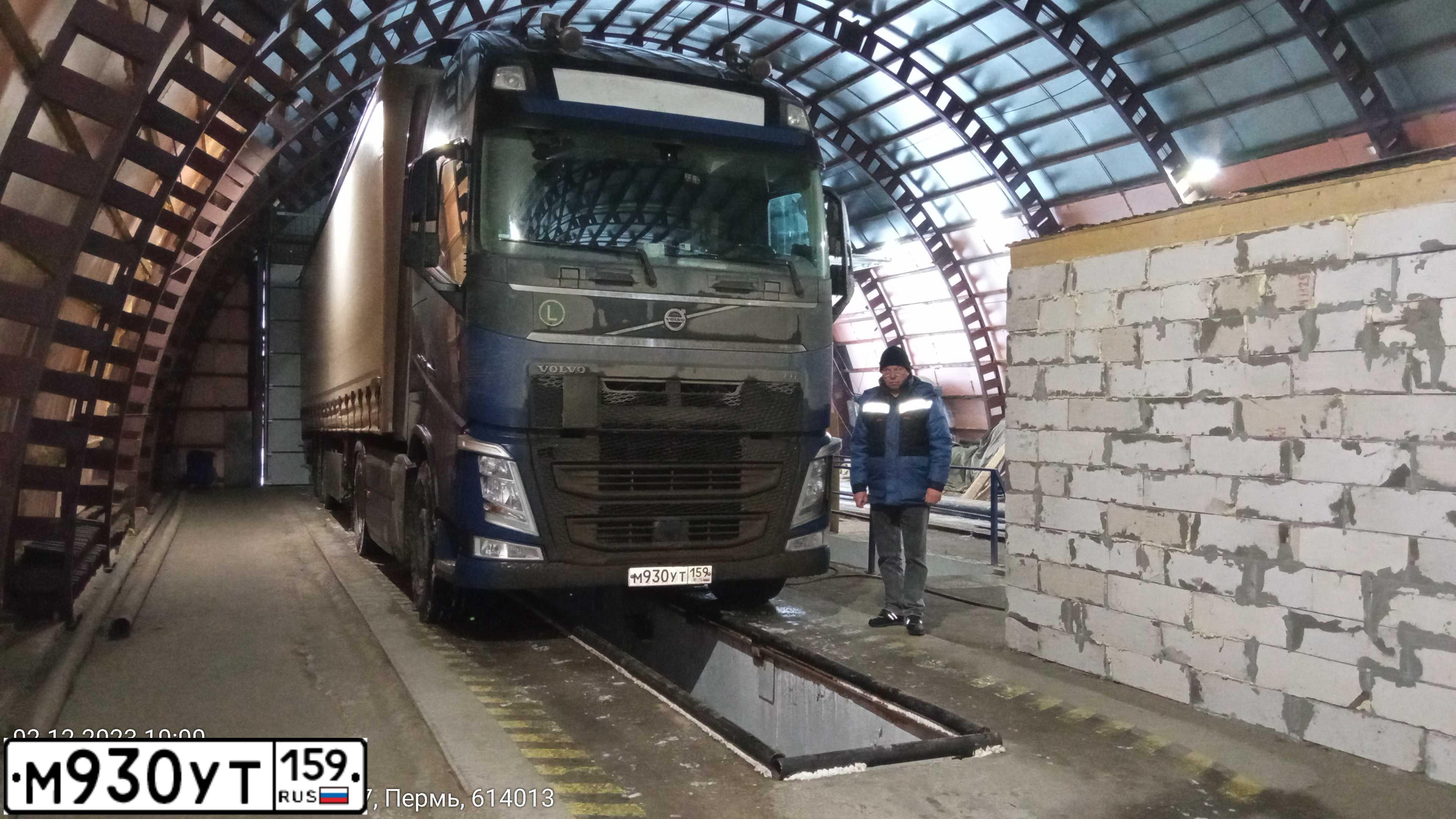 Фото автомобиля VOLVO SERIE FH, 2017 — госномер М930УТ159. Цвет: СИНИЙ
