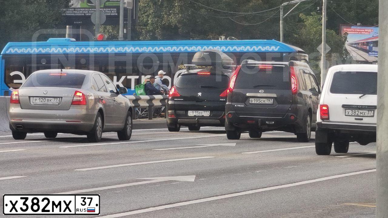 Фото автомобиля LADA 2121 NIVA, 2013 — госномер Х382МХ37. Цвет: ЯРКО-БЕЛЫЙ