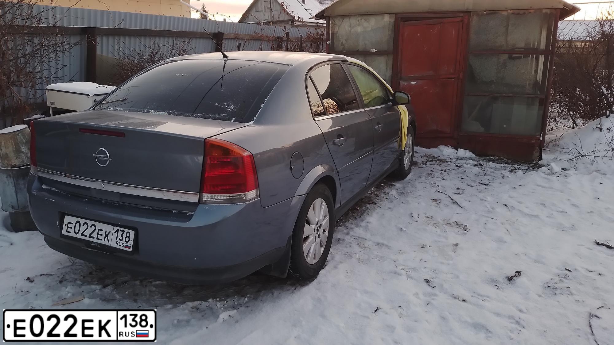 Фото автомобиля OPEL VECTRA, 2002 — госномер Е022ЕК138. Цвет: Серый