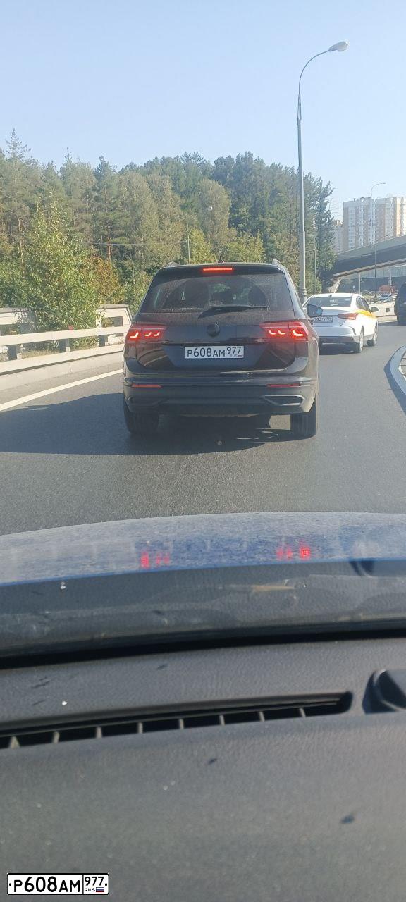 Фото автомобиля VOLKSWAGEN TIGUAN, 2021 — госномер Р608АМ977. Цвет: ЧЕРНЫЙ