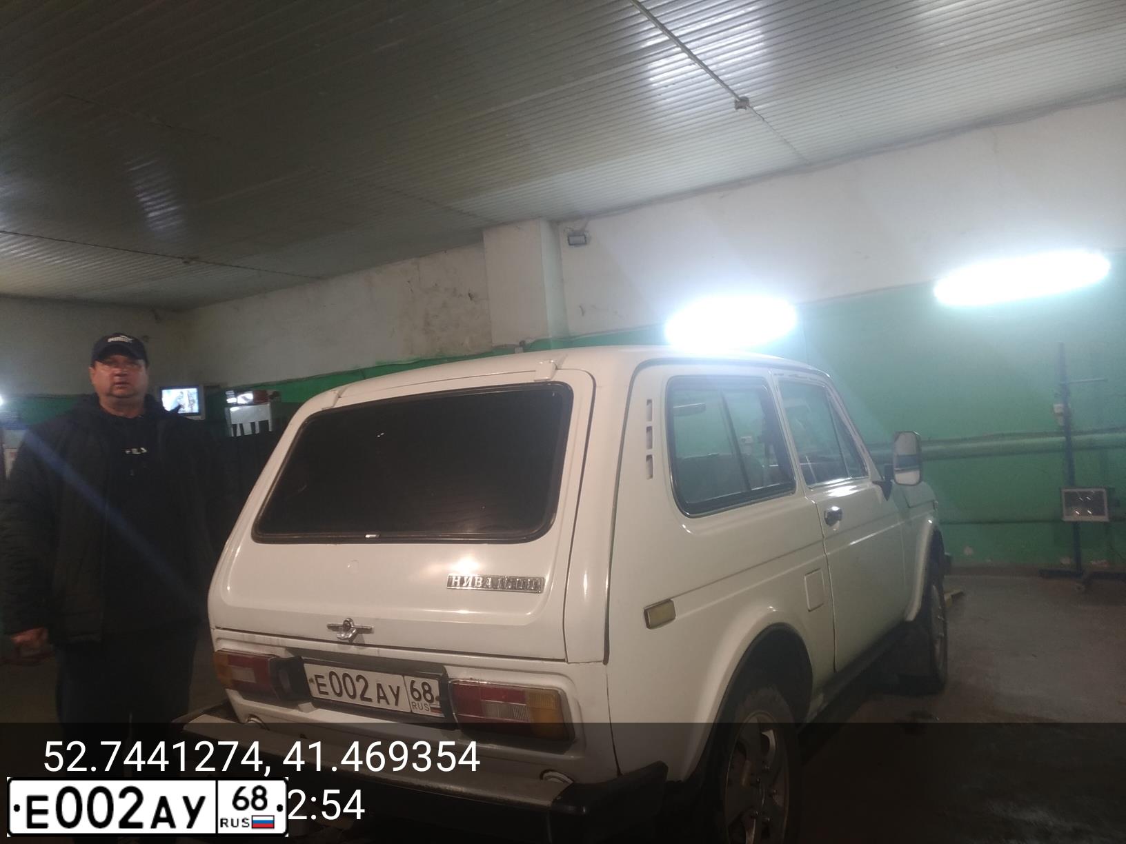 Фото автомобиля TOYOTA CAMRY, 2013 — госномер Е002АУ68. Цвет: ЧЕРНЫЙ МЕТАЛЛИК