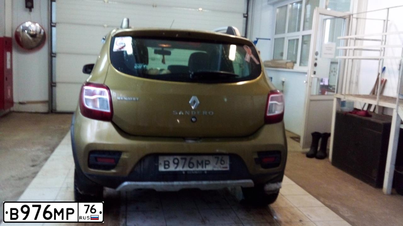 Фото автомобиля RENAULT SANDERO, 2016 — госномер В976МР76. Цвет: ЗОЛОТИСТО-ЗЕЛЕНЫЙ