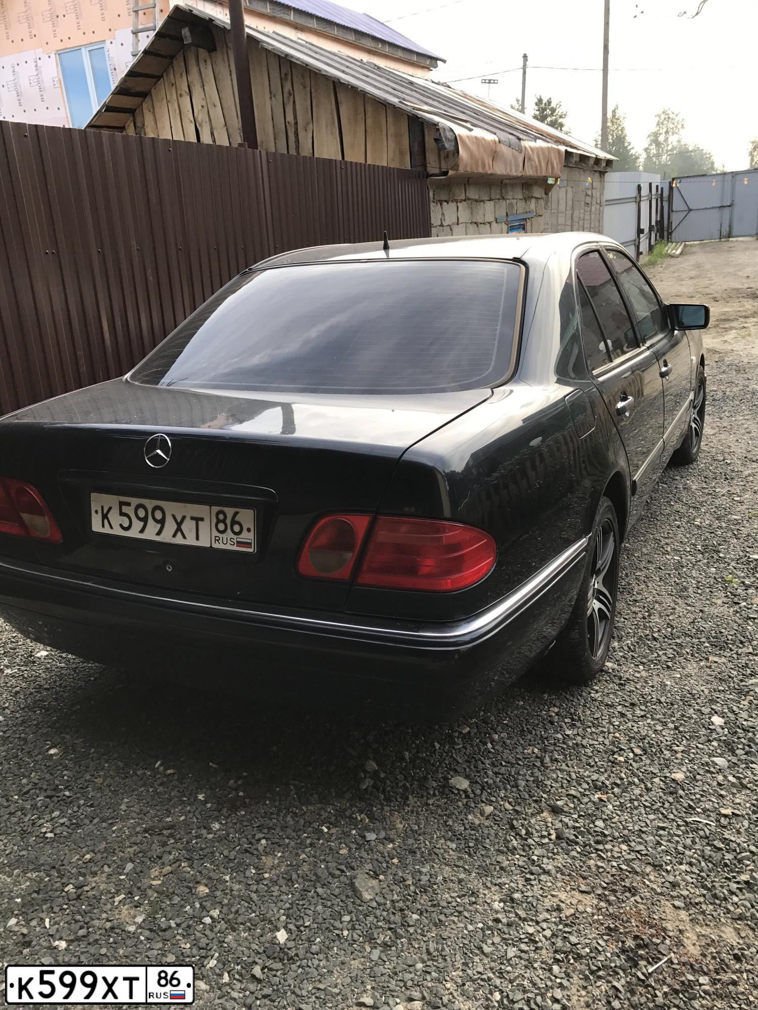 Фото автомобиля MERCEDES E-KLASSE, 1998 — госномер С302ХХ70. Цвет: ЧЕРНЫЙ