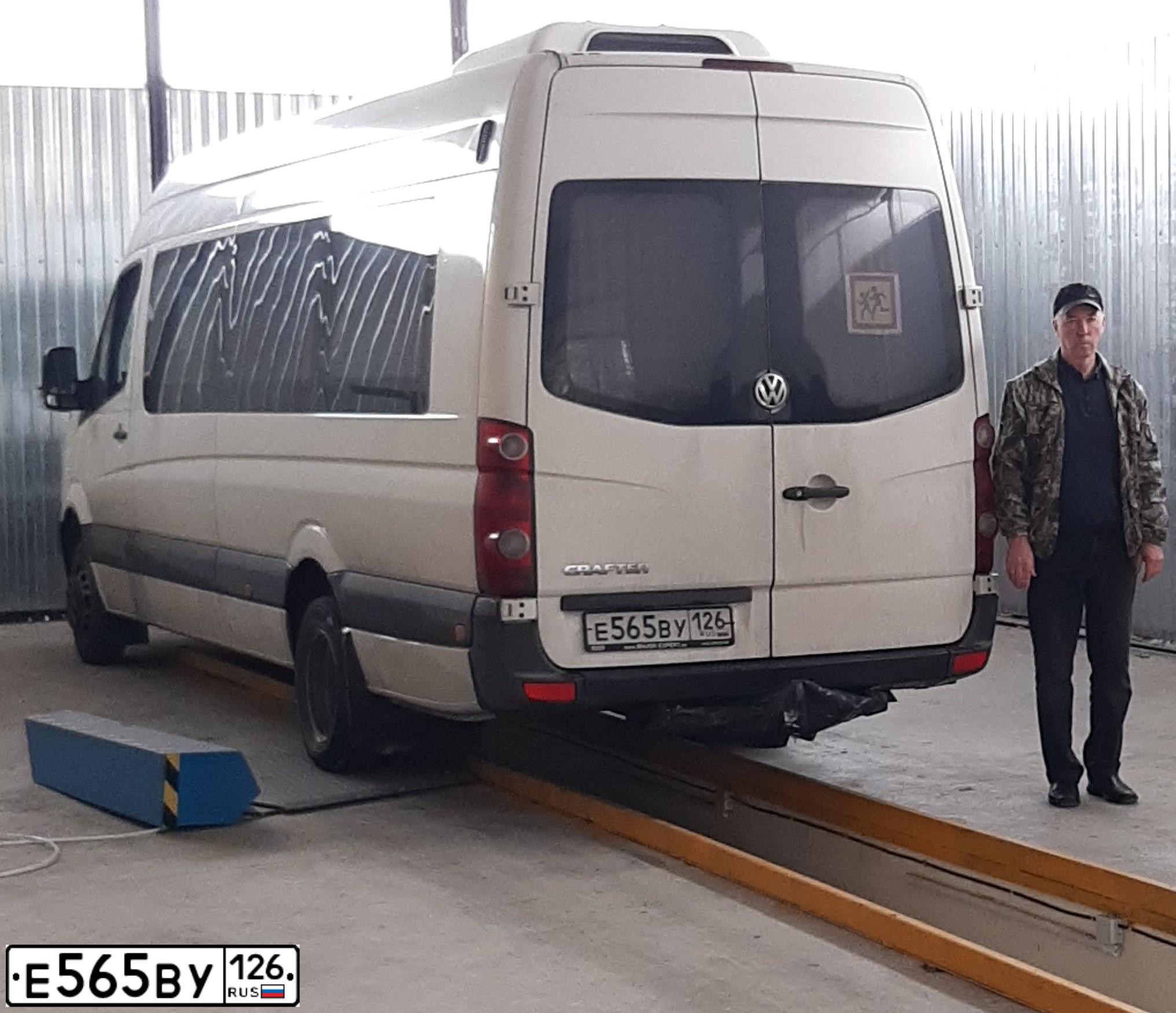 Фото автомобиля VOLKSWAGEN CRAFTER, 2012 — госномер Е565ВУ126. Цвет: Белый