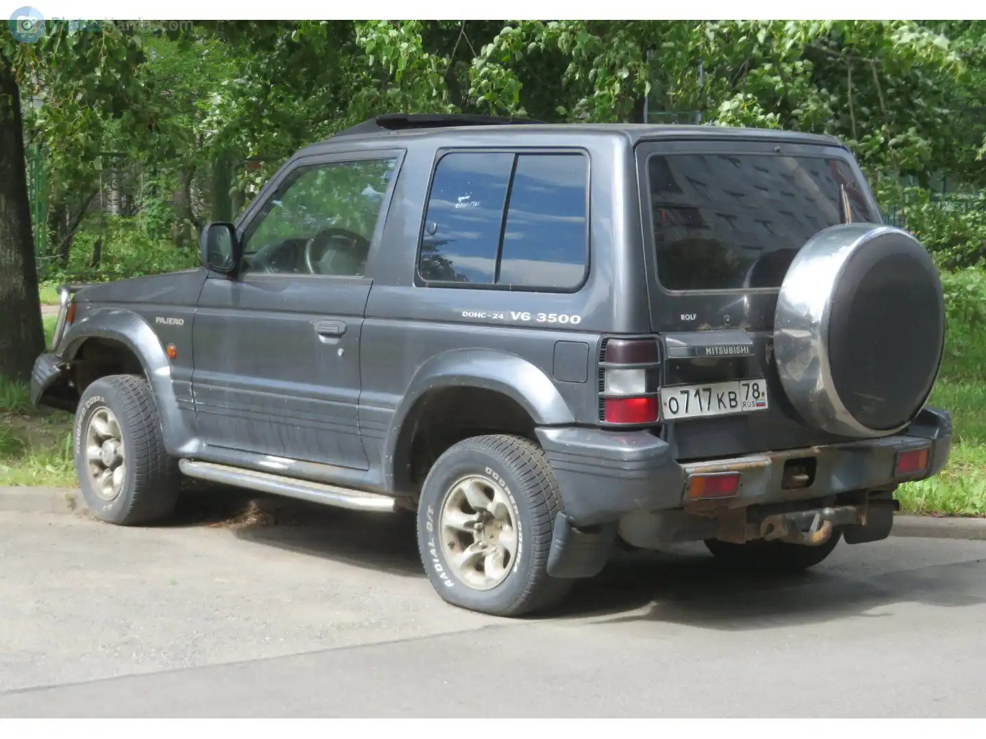Фото автомобиля MITSUBISHI PAJERO, 1997 — госномер О717КВ78. Цвет: ТЕМНО-СЕРЫЙ