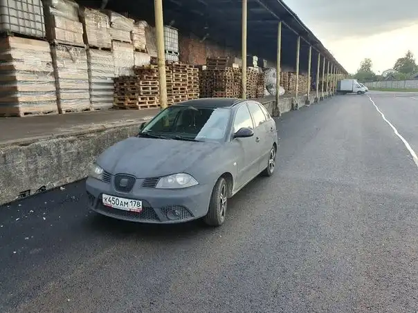 Фото автомобиля SEAT IBIZA, 2006 — госномер Е172МХ147. Цвет: ЧЕРНЫЙ