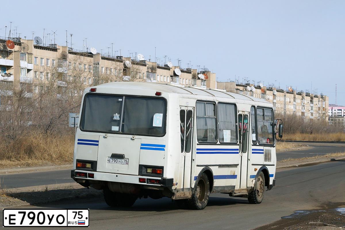 Фото автомобиля PAZ 3205, 2002 — госномер Е790УО75. Цвет: Белый