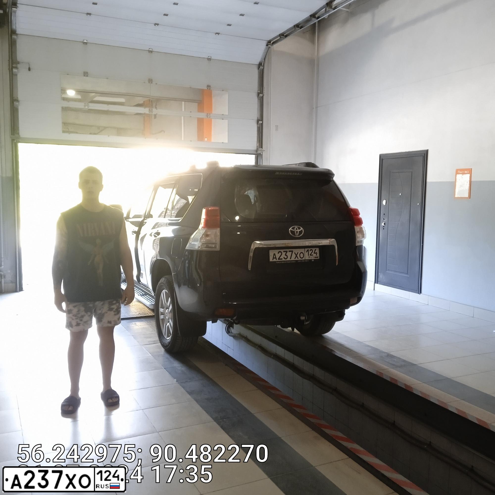 Фото автомобиля TOYOTA LANDCRUISER, 2011 — госномер А237ХО124. Цвет: СЕРЫЙ